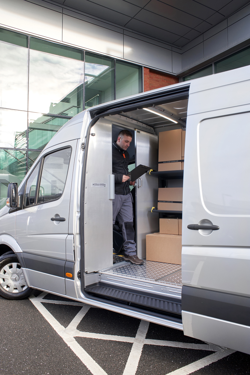 Ford Transit vybavený policemi Modul-Express pro doručování
