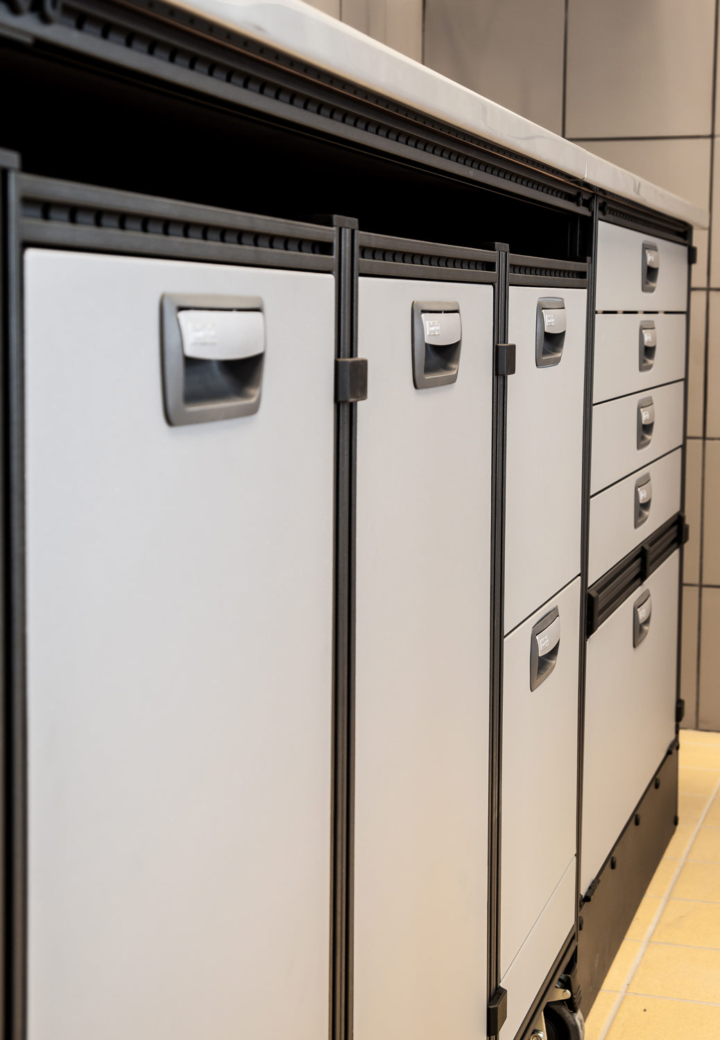 Showroom s příkladem regálového systému a šuplíky Modul-System