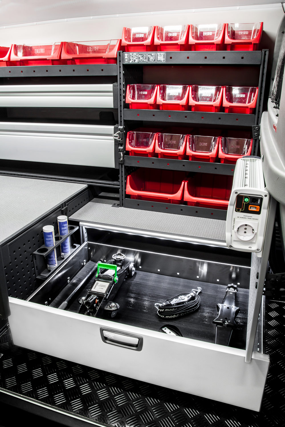 Příklad otevřeného šuplíku modul-systém s nářadím a úložnýmy boxy