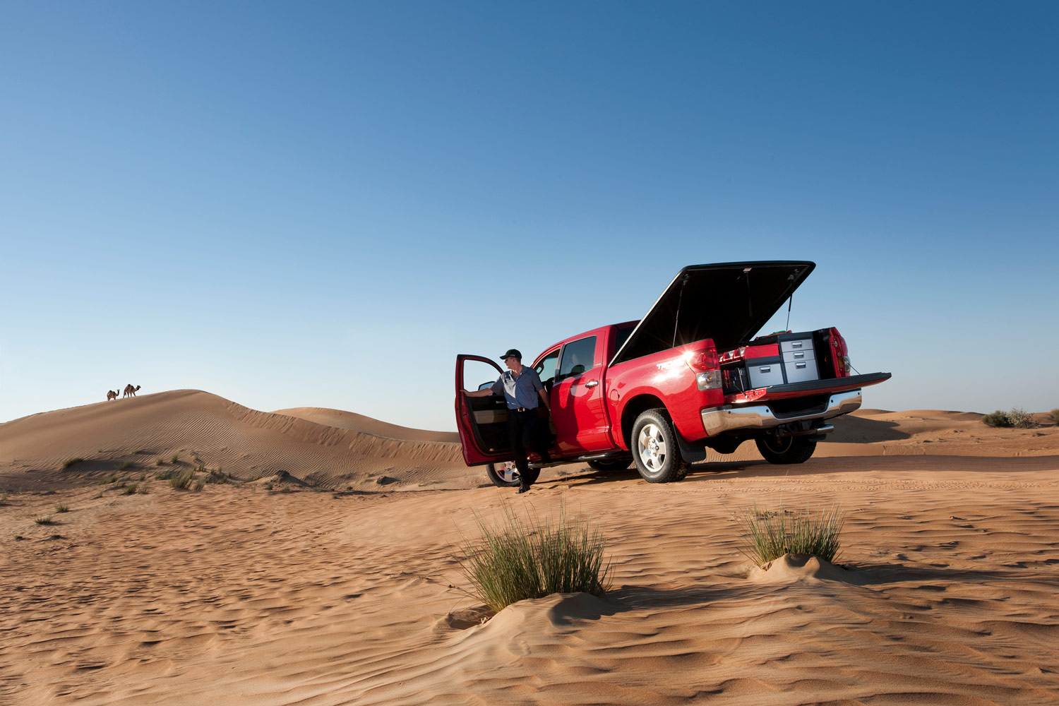 Červený dílenský pickup s policovým systémem Modul-System v poušti