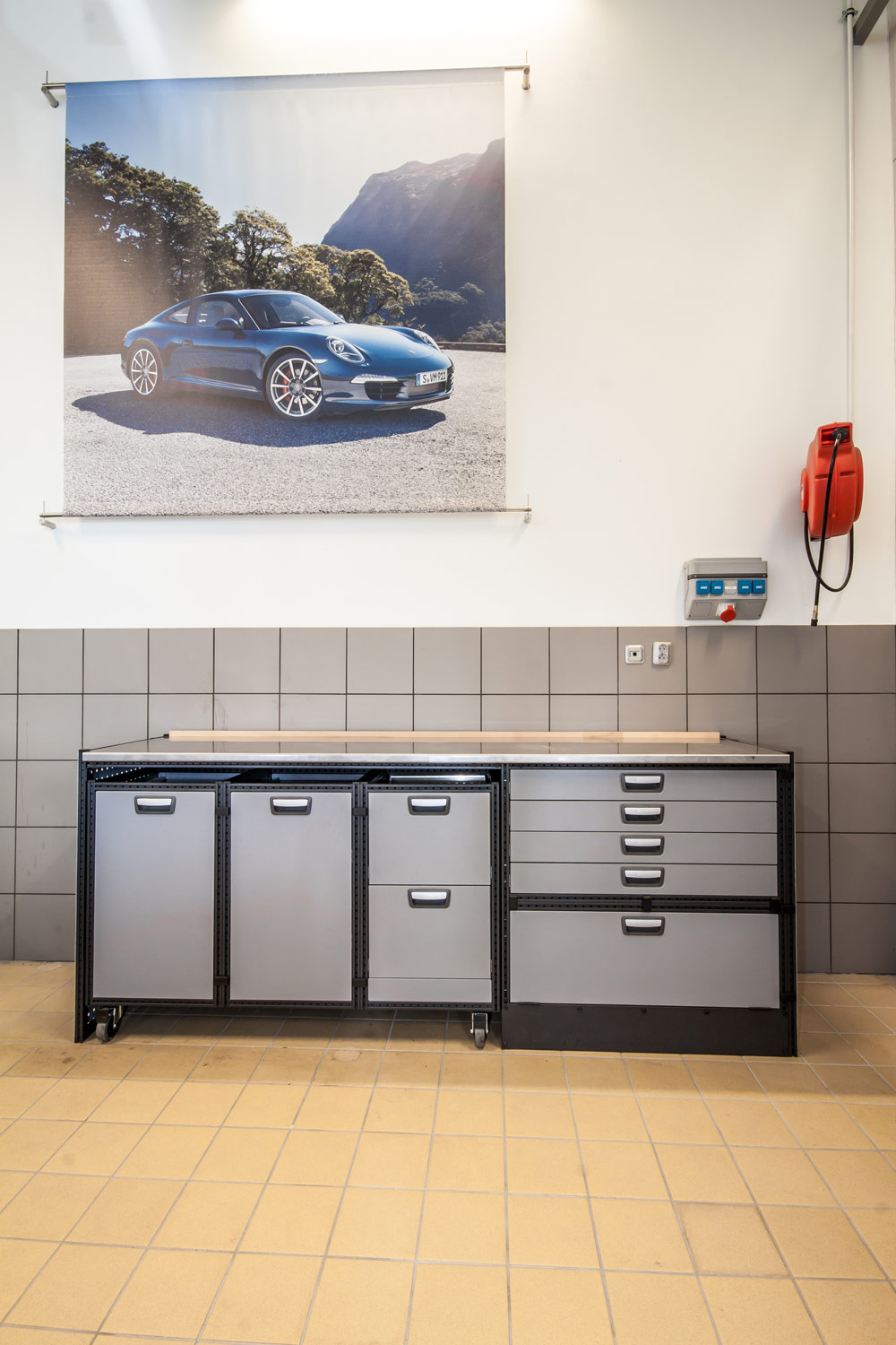 Showroom s příkladem policového a regálového systému Modul-System