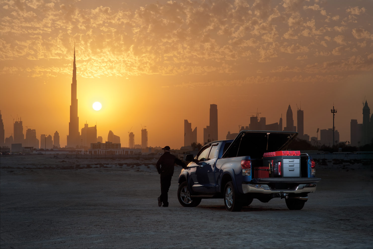 Modrý dílenský pickup s policovým systémem Modul-System v poušti u východu slunce